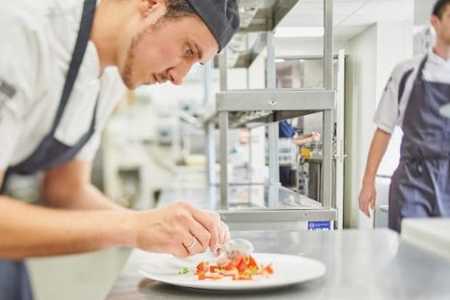 How a Kitchen Porter Can Help Your Restaurant Get Good Guest Reviews